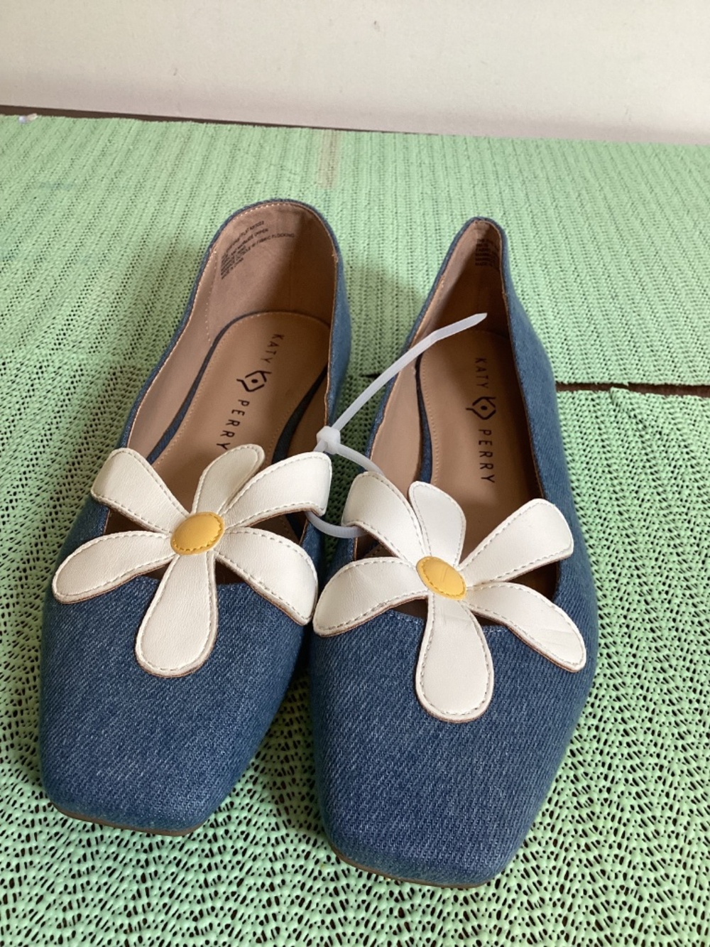Katy Perry vamp square denim flats with daisy cut out SZ 9 flower power,dainty - Picture 2 of 11